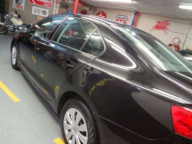 2011 Volkswagen Jetta 4dr Sedan 6A